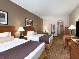 Фото отеля Days Inn & Suites by Wyndham Fort Pierce I-95