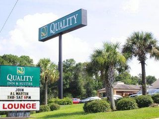 Фото отеля Quality Inn & Suites Pensacola Bayview