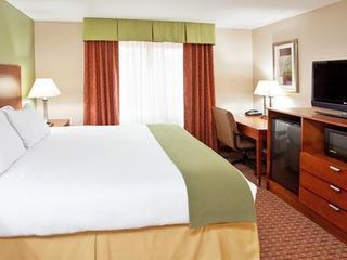 Фото отеля Holiday Inn Express & Suites Niagara Falls, an IHG Hotel