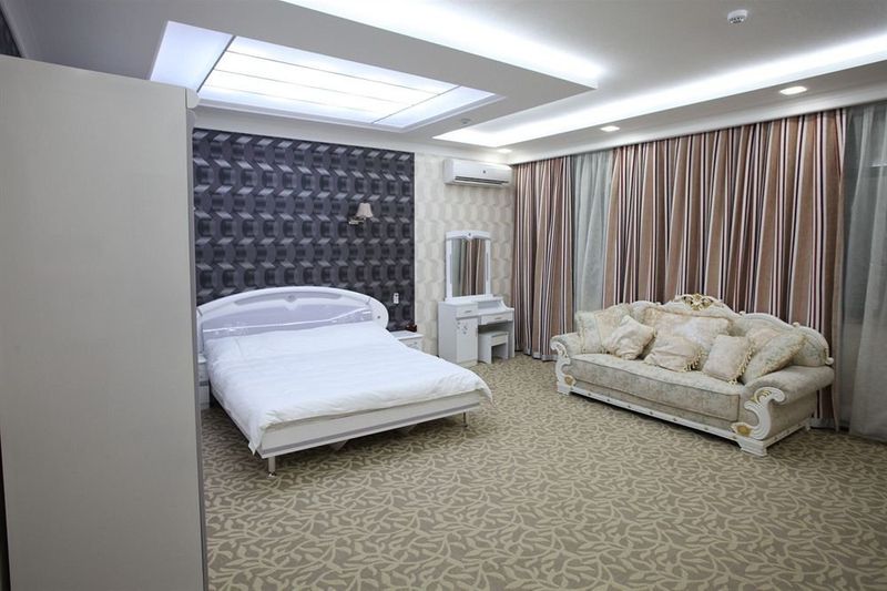 Room tashkent. Hayot гостиница в Ташкенте. Узбекистан Мехмонхона Ташкент. Потолок Hotel Tashkent. Мехмон Ташкенте гостиница.