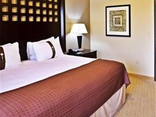 Фото отеля Holiday Inn Hotel & Suites Tulsa South, an IHG Hotel