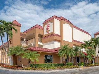 Фото отеля Red Roof Inn PLUS+ & Suites Naples Downtown-5th Ave S