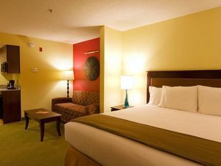 Фото отеля Holiday Inn Express Hotel & Suites Greenville-I-85 & Woodruff Road, an