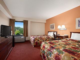 Фото отеля Days Inn & Suites by Wyndham Cedar Rapids