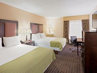 Фото отеля Holiday Inn Express Hotel & Suites Charleston-Southridge, an IHG Hotel