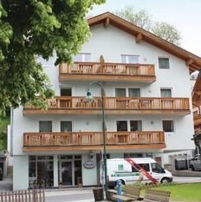 NearBy Hotel
