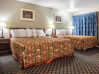 Фото отеля Econo Lodge Inn & Suites Des Moines - Merle Hay Rd