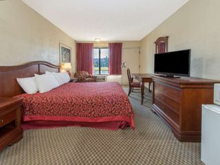 Фото отеля Days Inn & Suites by Wyndham Dayton North