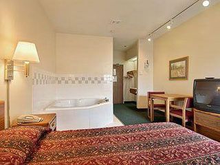 Фото отеля Days Inn & Suites by Wyndham Madison