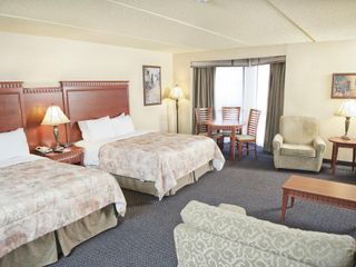 Фото отеля Quality Inn & Suites Bay Front