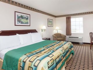 Фото отеля Days Inn & Suites by Wyndham Huntsville