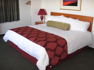 Фото отеля SureStay Plus Hotel by Best Western Lethbridge