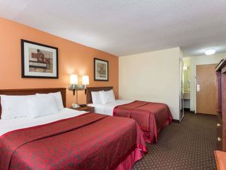 Фото отеля Days Inn & Suites by Wyndham Bloomington/Normal IL