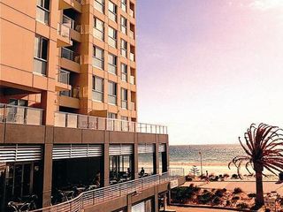 Фото отеля Oaks Glenelg Plaza Pier Suites