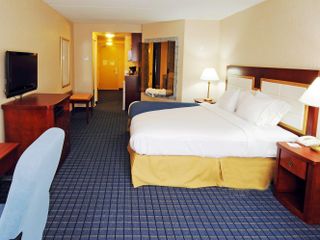 Фото отеля Holiday Inn Express & Suites - Belleville, an IHG Hotel