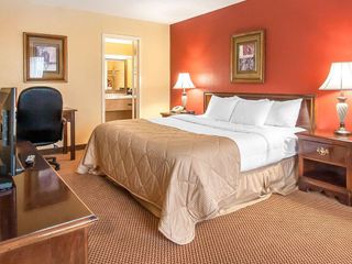 Hotel pic Clarion Inn & Suites University Center