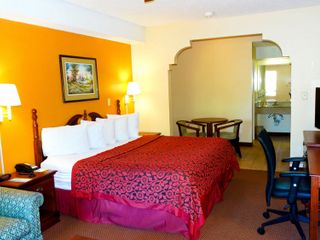 Hotel pic Days Inn & Suites by Wyndham Savannah Midtown