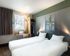 NearBy Hotel