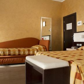 NearBy Hotel