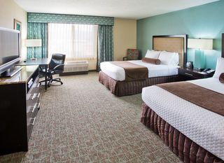 Фото отеля Crowne Plaza Anchorage-Midtown, an IHG Hotel