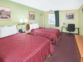 Фото отеля Days Inn & Suites by Wyndham Terre Haute