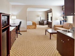 Фото отеля Holiday Inn Express Hotel & Suites Wichita Airport, an IHG Hotel
