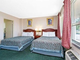 Фото отеля Days Inn & Suites by Wyndham Wichita East