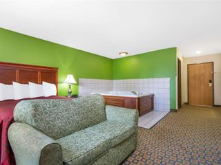 Фото отеля Days Inn & Suites by Wyndham Wichita