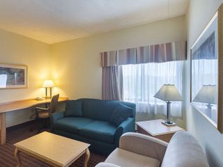 Фото отеля Quality Suites Hotel - Lansing