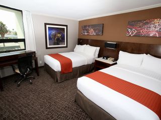 Фото отеля Holiday Inn Long Beach - Airport, an IHG Hotel