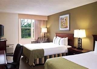 Фото отеля Holiday Inn Express & Suites Newport News, an IHG Hotel