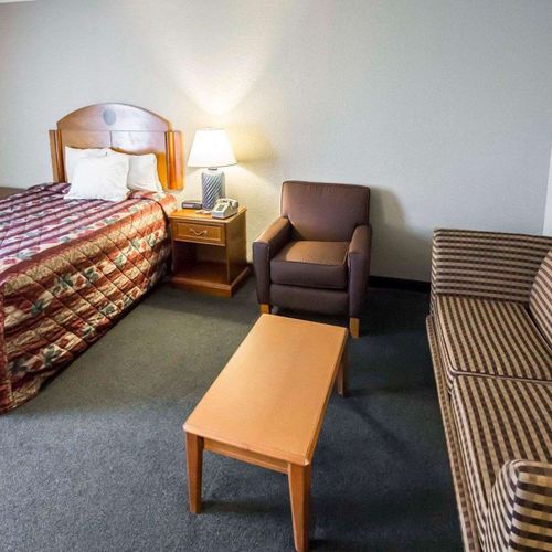 Photo of Days Inn & Suites by Wyndham Merrillville
