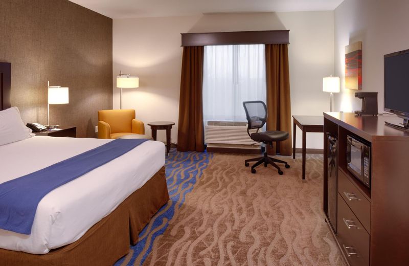 Holiday Inn Express & Suites Overland Park, an IHG Hotel