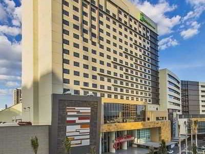 Holiday Inn & Suites Makati, an IHG Hotel