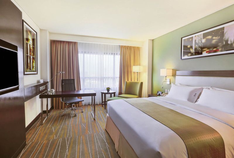 image of hotel Holiday Inn & Suites Makati, an IHG Hotel