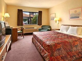 Фото отеля Days Inn & Suites by Wyndham Davenport East