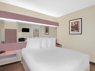 Фото отеля Erie Inn and Suites