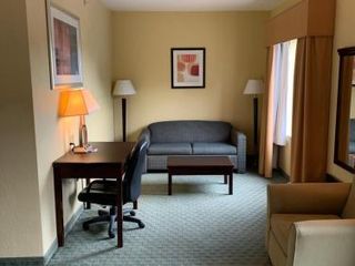 Фото отеля Ambassador Inn & Suites