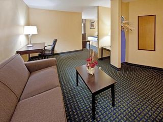 Фото отеля Holiday Inn Express Hotel & Suites Benton Harbor, an IHG Hotel