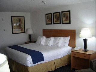 Фото отеля Holiday Inn Express Hotel & Suites Carlsbad, an IHG Hotel