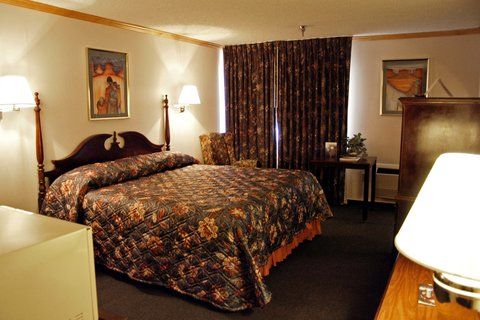 Days Inn & Suites by Wyndham Red Rock-Gallup