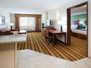 Фото отеля Holiday Inn Express and Suites Los Alamos Entrada Park, an IHG Hotel