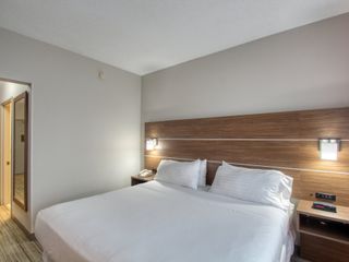 Фото отеля Holiday Inn Express Hotel & Suites Oshkosh - State Route 41, an IHG Ho