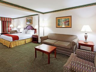 Фото отеля Holiday Inn Express & Suites Tupelo, an IHG Hotel