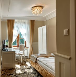 NearBy Hotel
