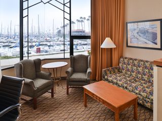 Фото отеля Holiday Inn Express Hotel & Suites Ventura Harbor, an IHG Hotel