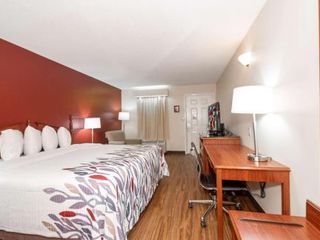 Hotel pic Red Roof Inn & Suites Calhoun