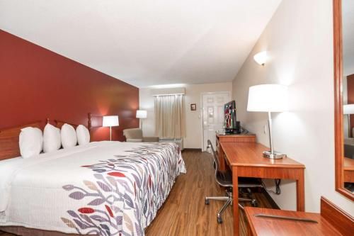 Photo of Red Roof Inn & Suites Calhoun