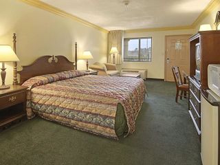 Hotel pic Days Inn by Wyndham Crowley