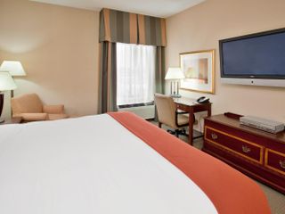 Фото отеля Holiday Inn Express Hotel Kansas City - Bonner Springs, an IHG Hotel